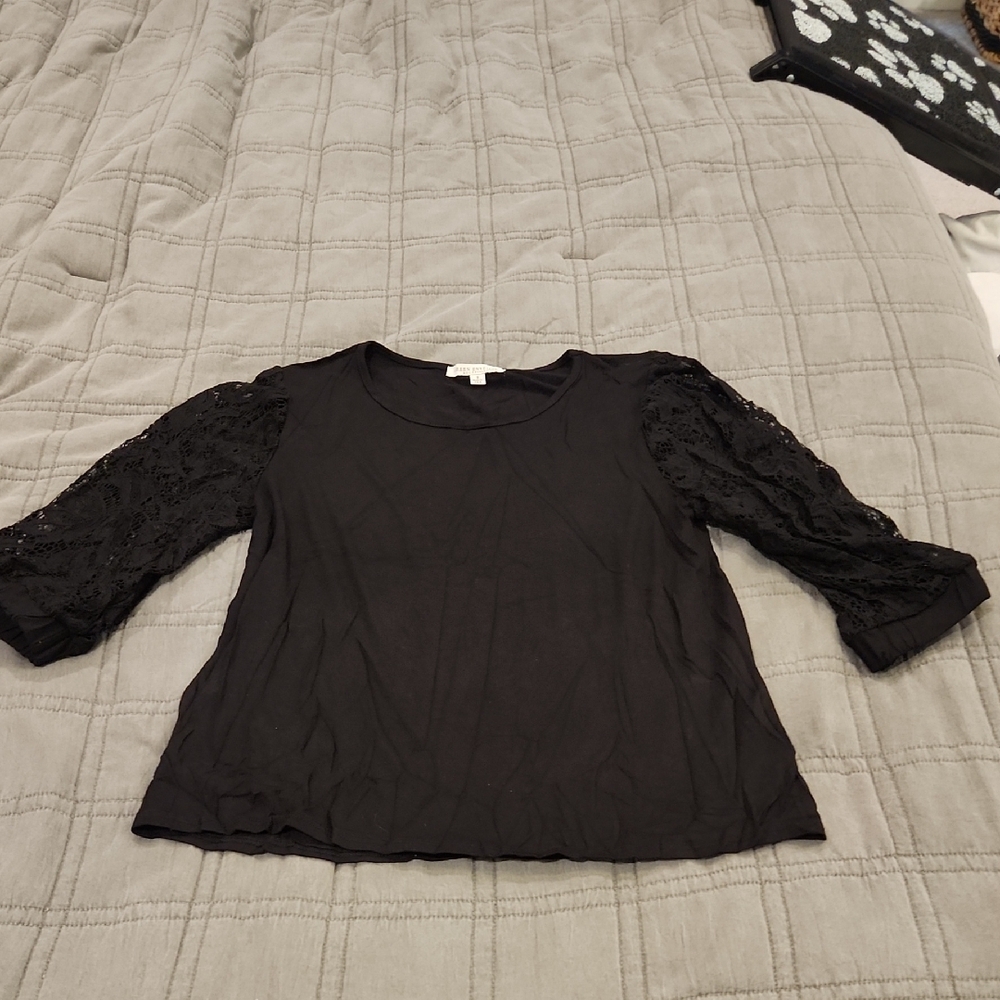 Green Envelope Black Tee With 3/4 Lace Sleeves Size S! - Picture 1 of 6